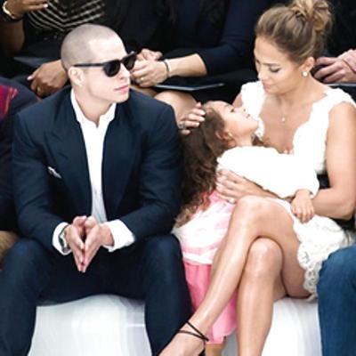 25P Jennifer Lopez, collection de jupes hautes et de tétons