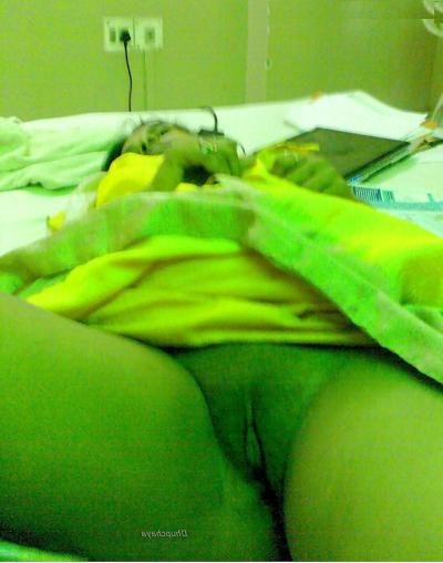 5P Senhora indiana mostrando peitos caminhando saree para expor a buceta