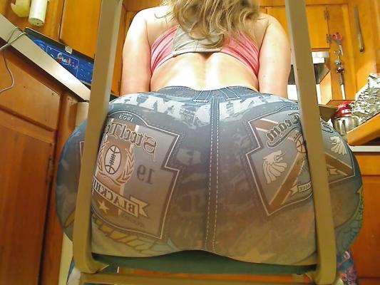 25P Cul et semelles, maman chaude, grande et grosse fesses !