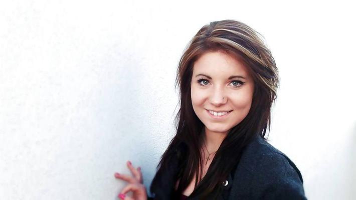 12P Amandine une petite salpe  French slut