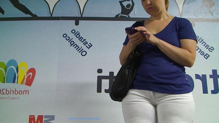 25P Weithüftiger Cameltoe in enger Jeans