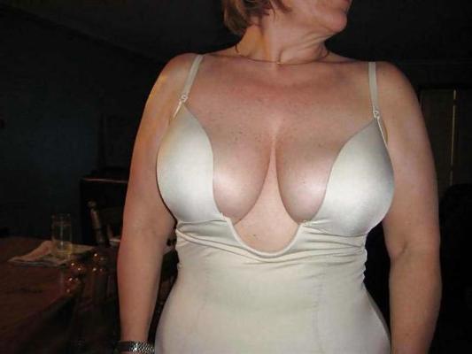 16P Mature houswife at work and posing