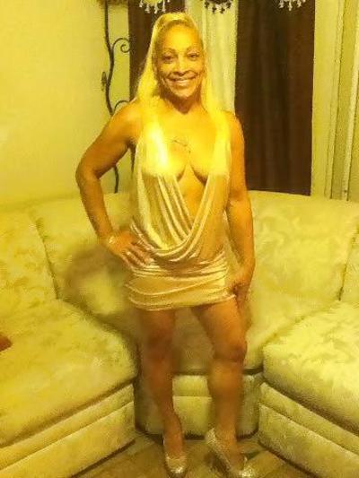 10P Latina milf with amazing legs