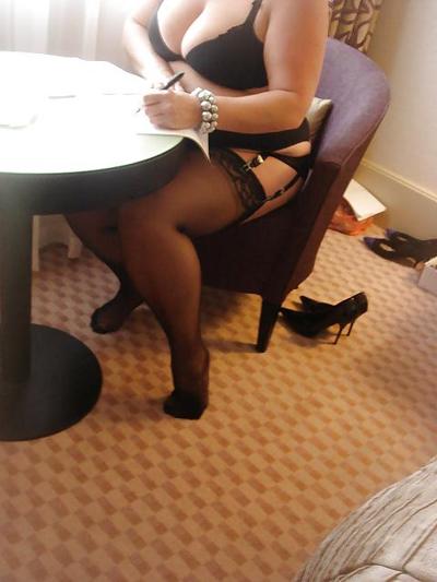 8P Hot shower and a cool Mistress!