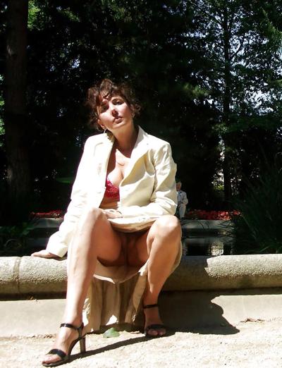 25P FRENCH NADINE flashing in a public park 2005