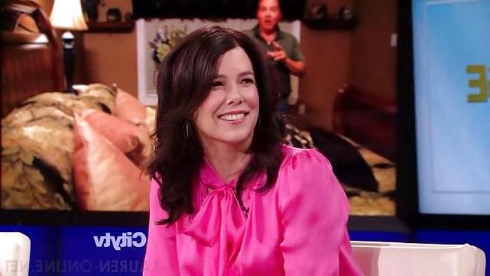 6P Lauren Graham – Rosa Satinbluse