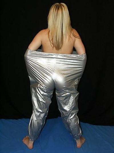 25P Chicas en trajes de sauna