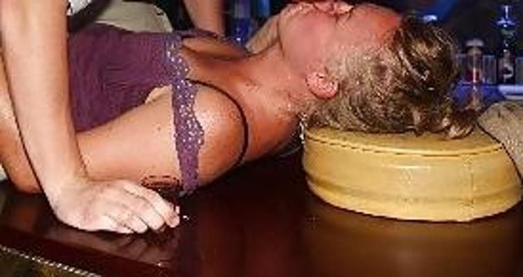 25P Dänische Teenager-40-Körper-Tequila-Party unterm Rock