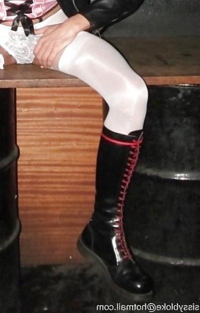4P Sissy crossdresser in the macho leather bar