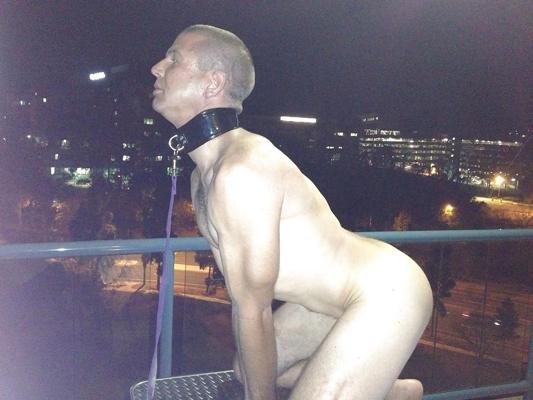 4P Bitchslavedog が初めて長時間にわたって公の場でボンデージ姿を披露