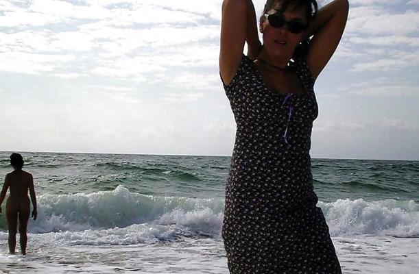 9P FRENCH NADINE swinging on the beach 2001
