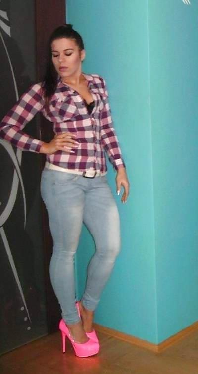 7P Ma salope préférée en jeans moulants et talons