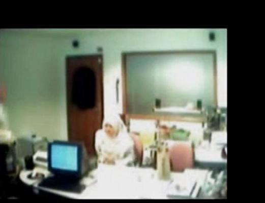 17P ベールに包まれたアラブ秘書が白人のマネージャーを吹き飛ばす