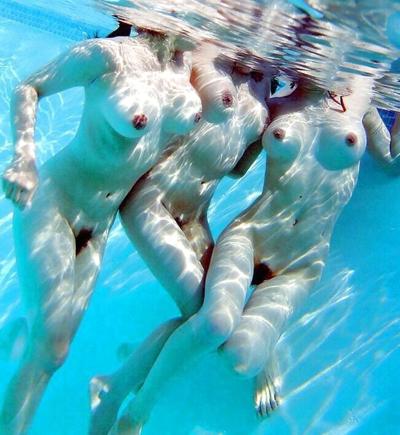 25P GIRLS UNDERWATER