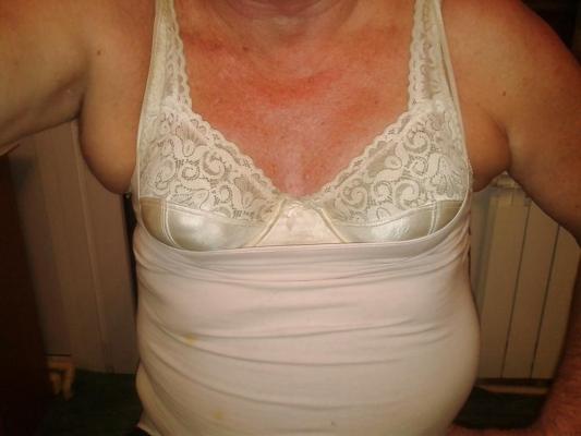 5P Crossdresser im BH