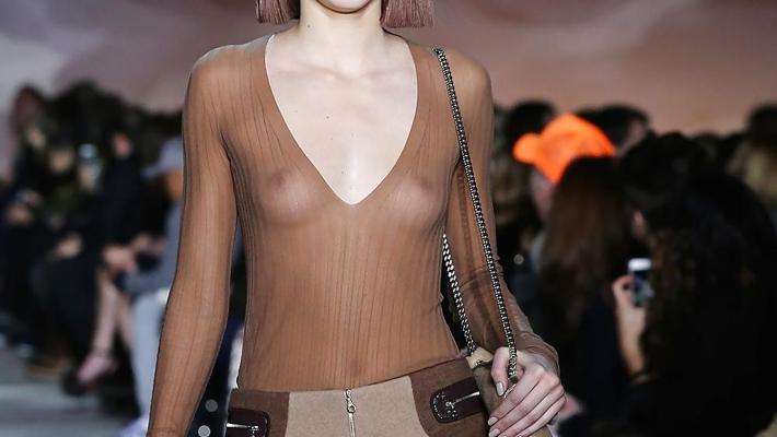 6P ニューヨークのファッションショーでおっぱいを披露するケンダル・ジェンナー