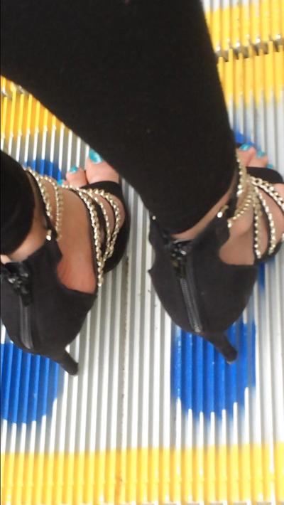 6P Sexy paki girls with sexy high heels on candid