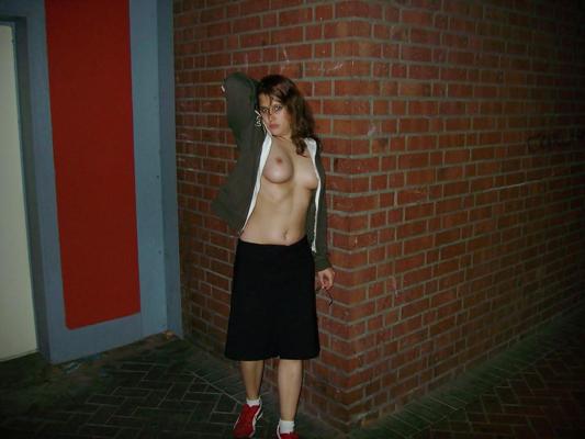 25P Les salopes (flashing tits or pussy )