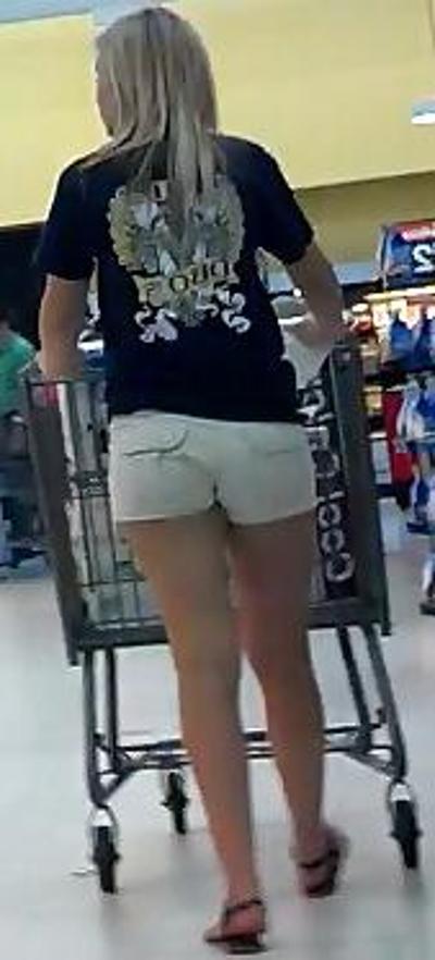 4P Heißer blonder Teenager in weißen Booty-Shorts
