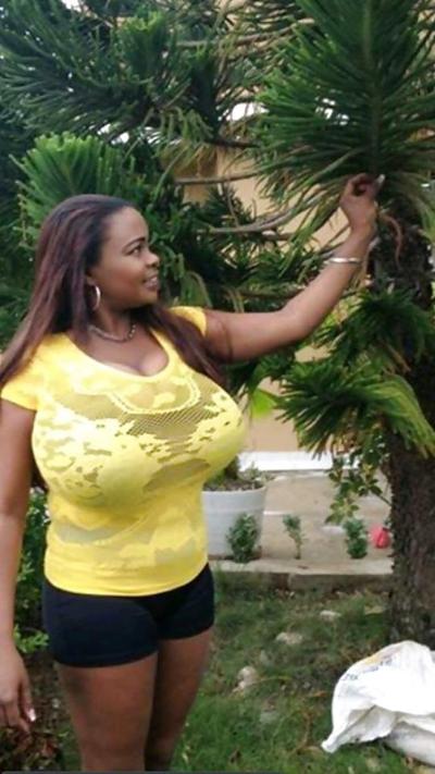 25P Célébrité Macromastia Seins Noirs 1
