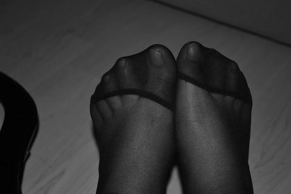 22P Jessica shows her nice Feet in Nylons and sexy Shoes