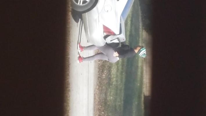 14P Cul rond et juteux en ébène dans des leggings à côté