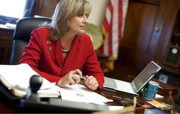 25P Ich liebe es, der konservativen Renee Ellmers einen runterzuholen