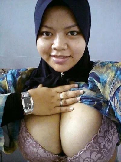 22P Awek tudung baju kurung tayang bra