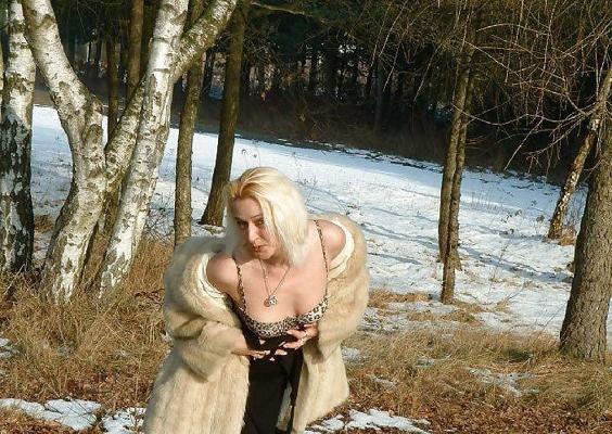 4P Milf flashing in the woods near Zeist 