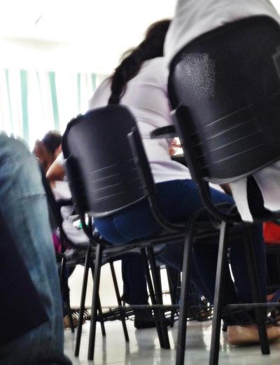 5P Mexicana-culo de nena de prepa saliendose de la silla
