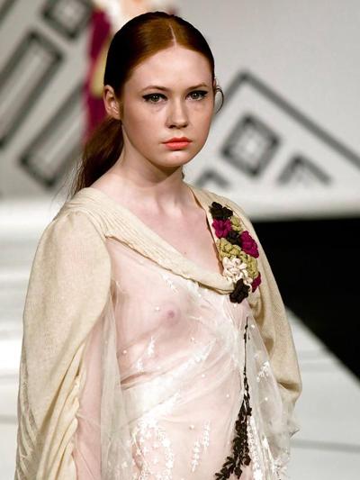 6P Karen Gillan Durchsichtiger Laufsteg