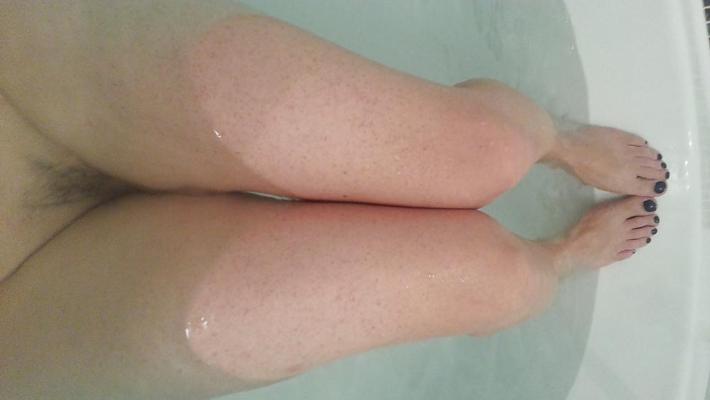 8P Taking hot bath showing my feet legs and shaved pussy!!
