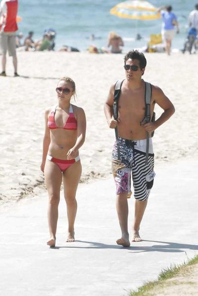 25P Hayden Panettiere dans un bikini rayé rouge très serré