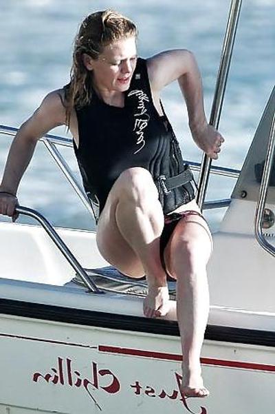 10P Celebrity - Emilia Fox- Swiming