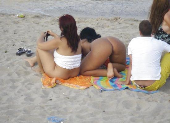 8P Group of friends at the beach