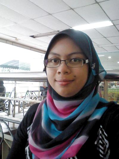 6P Malay- awek tudung pakai cermin mata