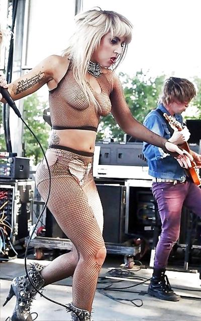 11P Sexy geile Lady Gaga oben ohne bei Open-Air-Konzert
