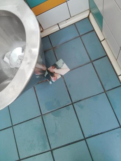 9P Asian wife pics exposed in public toilet