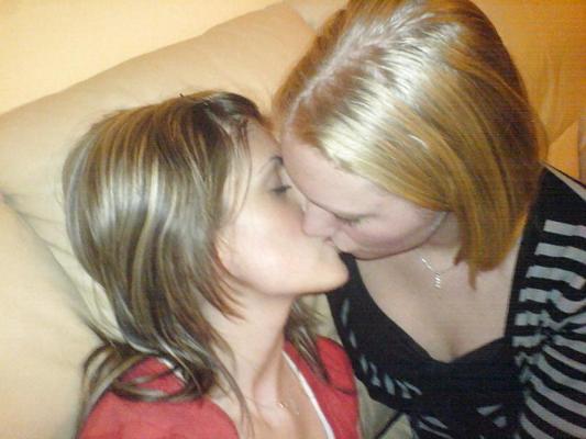 25P Girls Kissing Girls 1
