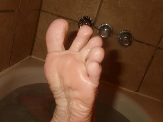 20P Feet in bath