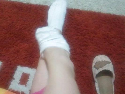 4P Les pieds de ma copine avec des chaussettes blanches