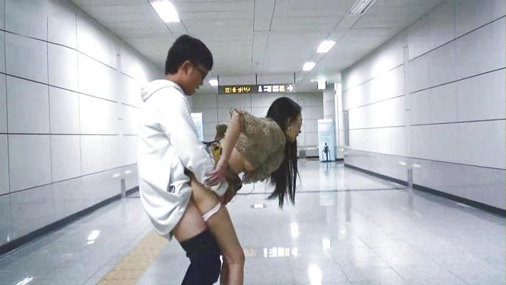 8P 韓国人の女の子が公共の場で犯される