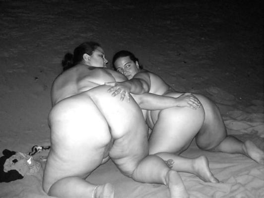 12P Deux BBW ! (À la plage tard dans la nuit)