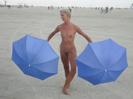25P Hot and sweaty amateur mature beach babes.