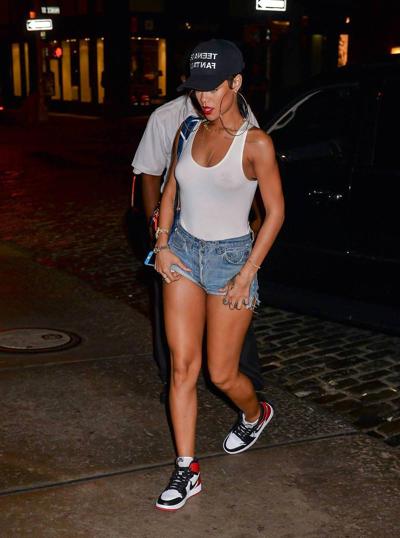 11P RIHANNA Forgets to Wear Her Bra Again in NY 