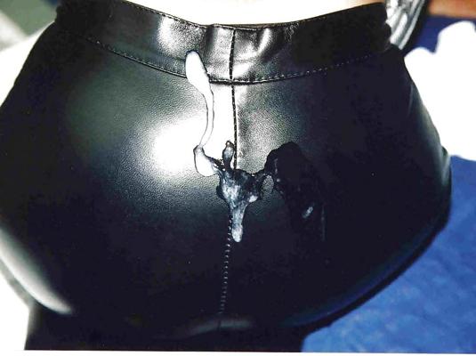 15P Sperme sur les fesses en latex 2