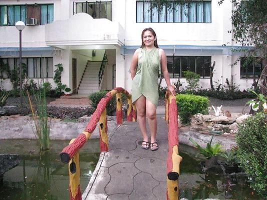 11P Pinay MILF Maman Chaude !! Christian