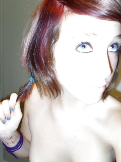 25P Amateur Teen Selfshots