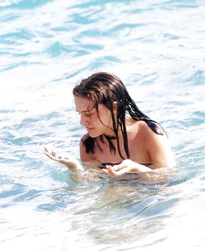 25P Natalie Portman - topless at the beach, January 2000