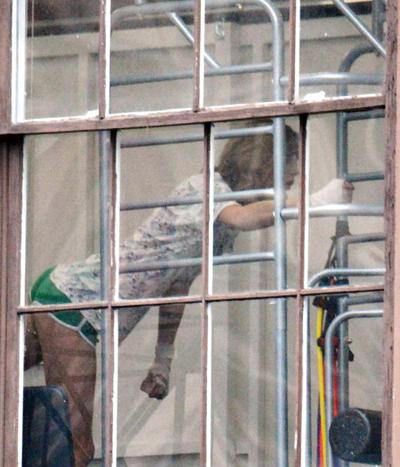 5P Taylor Swift dehnt sich im Fitnessstudio